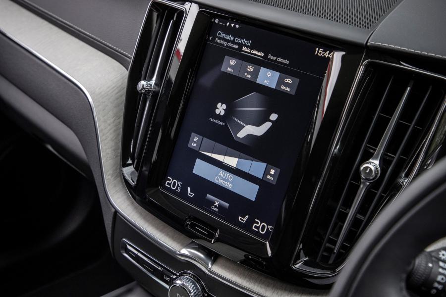 Детали интерьера Volvo XC60 D4 Inscription 2017 года  (UK) (фото 152 из 172)